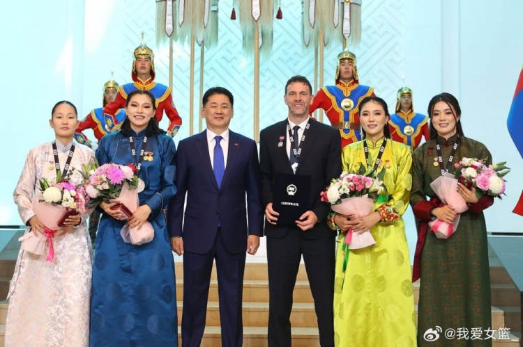历史性获得世界亚军后 蒙古三人女篮受蒙古国总统接见